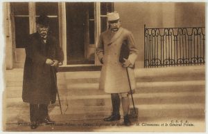 Carte postale de Clémenceau et Pétain au Conseil supérieur de guerre (Trianon, novembre 1917 - novembre 1918) - ADY cote 3FI250/1 431
