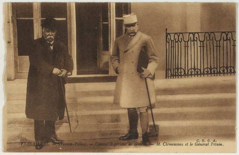 Fichier:Carte postale de Clémenceau et Pétain au Conseil supérieur de guerre (Trianon, novembre 1917 - novembre 1918).jpg