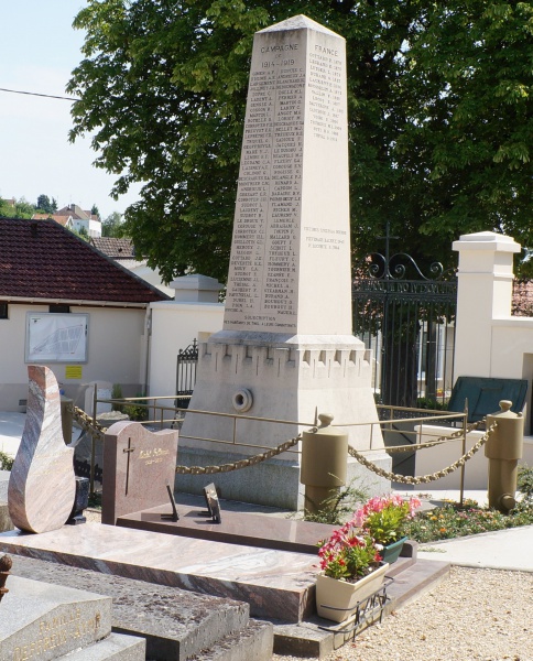 Fichier:Monument aux morts Triel.JPG