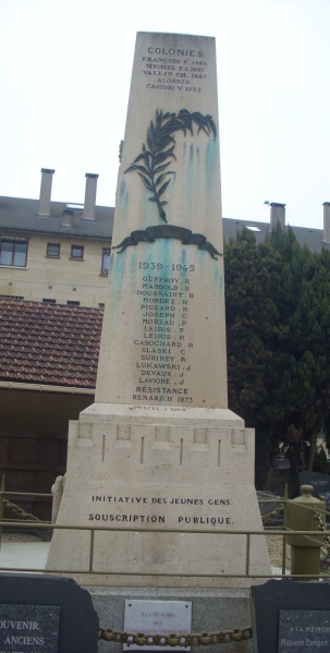 Fichier:Monument aux morts de Triel 1939-1945.JPG