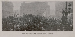 « Aspect de la place de l’Opéra dans l’après-midi du 11 novembre ». L’illustration, 14 décembre 1918, p. 556. AD78 cote PER 3550/8
